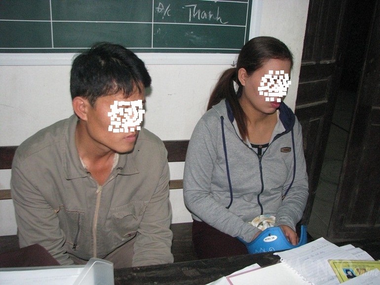 Vợ chồng đối tượng tại cơ quan điều tra - Ảnh: Hữu Tình